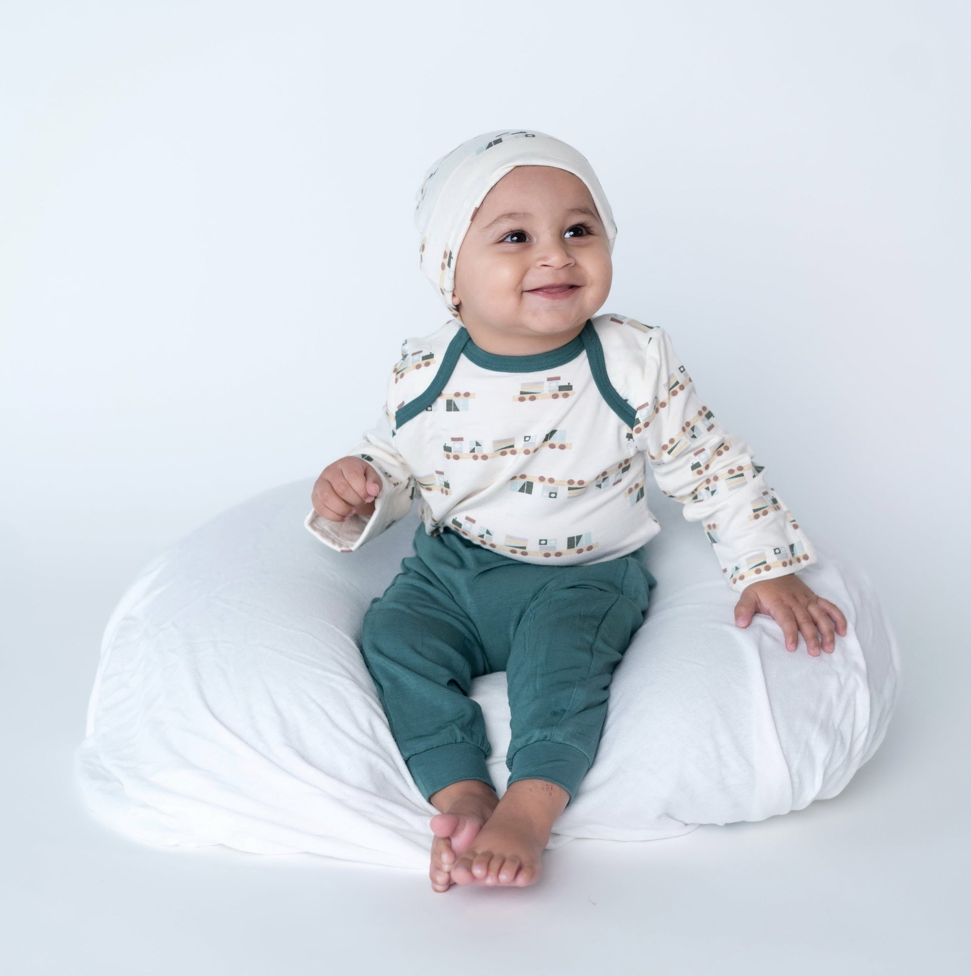 bamboo knot hat & onesie all aboard print